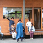 大きな木を囲むウッドデッキ「まちの縁側」