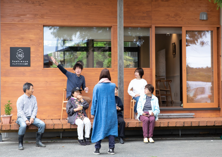 大きな木を囲むウッドデッキ「まちの縁側」