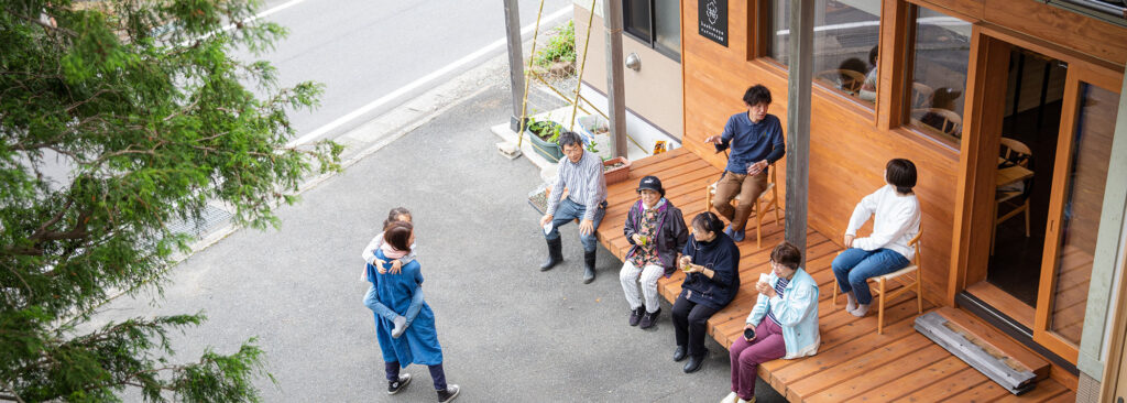 kashiwayaのまちの縁側で交流する人々