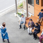 kashiwayaのまちの縁側で交流する人々